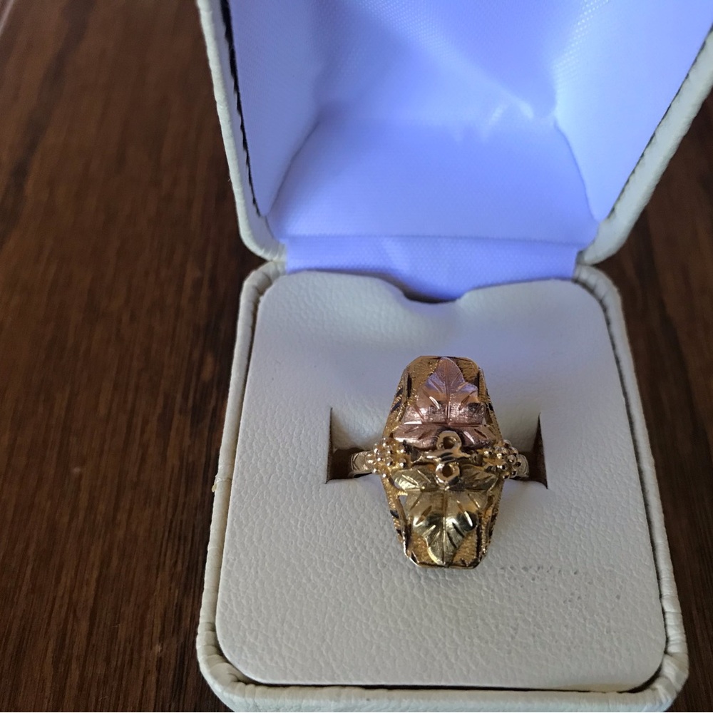 10k Black Hills Gold Ring Size 7.5